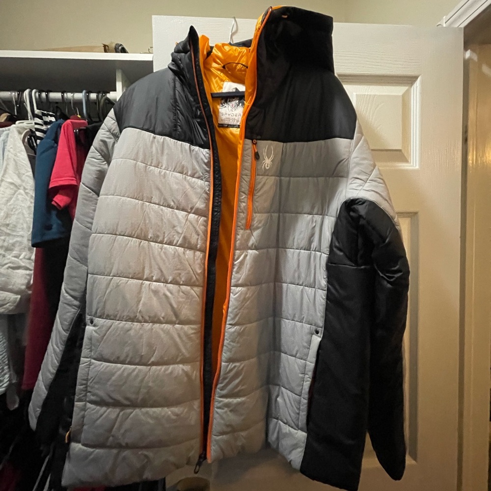 Spyder Black and Gray Puffer Jacket Modern Sporty Design